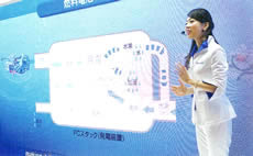 燃料電池について図解で説明する女性